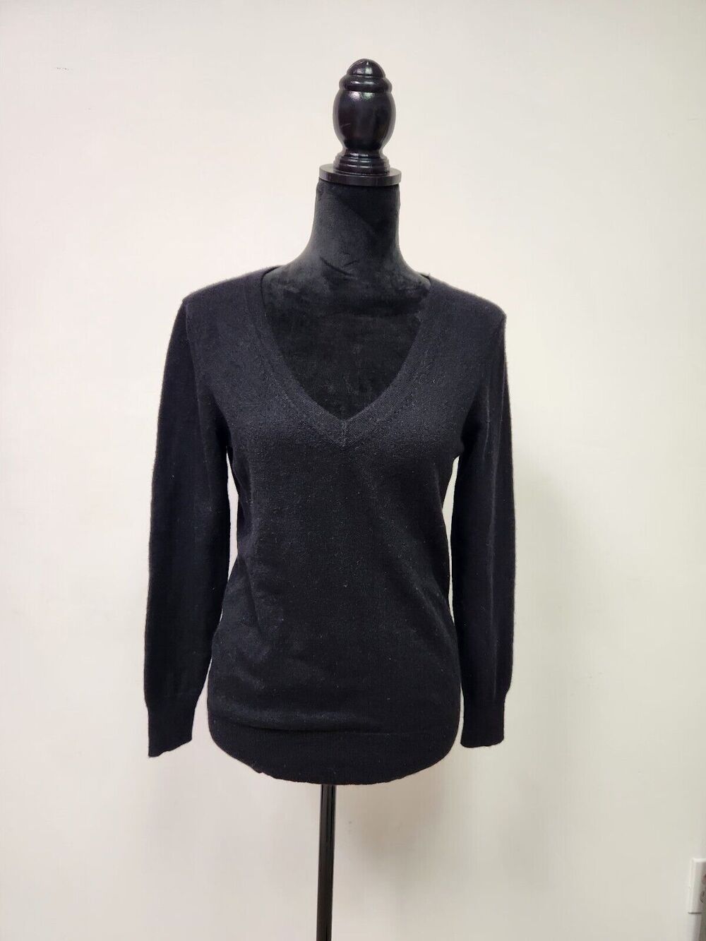Caslon Nordstrom Women's 100% cashmere v-neck sweater Black Petite Medium